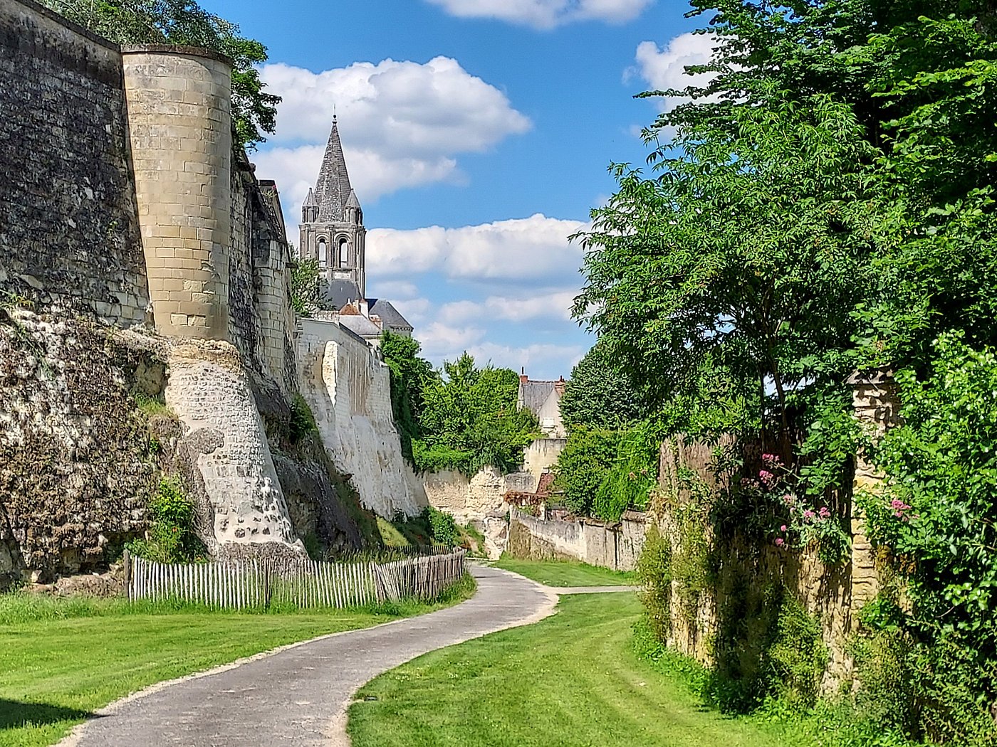 Remparts du château de Loches en touraine