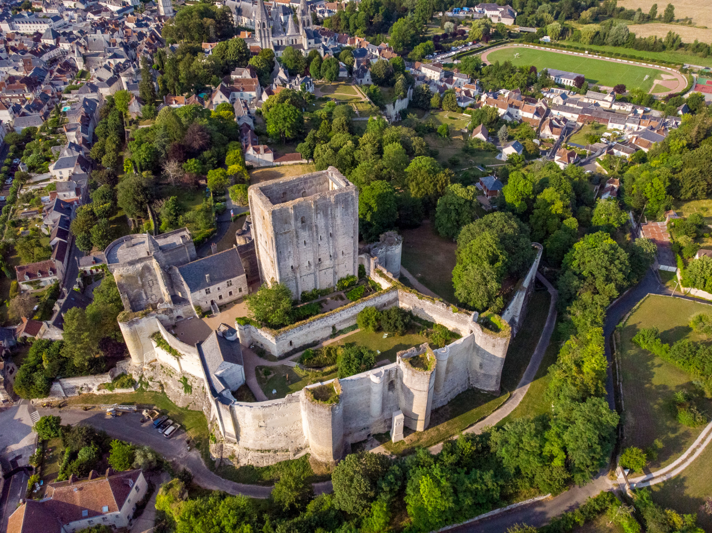 vue aérienne du donjon de Loches en Touraine