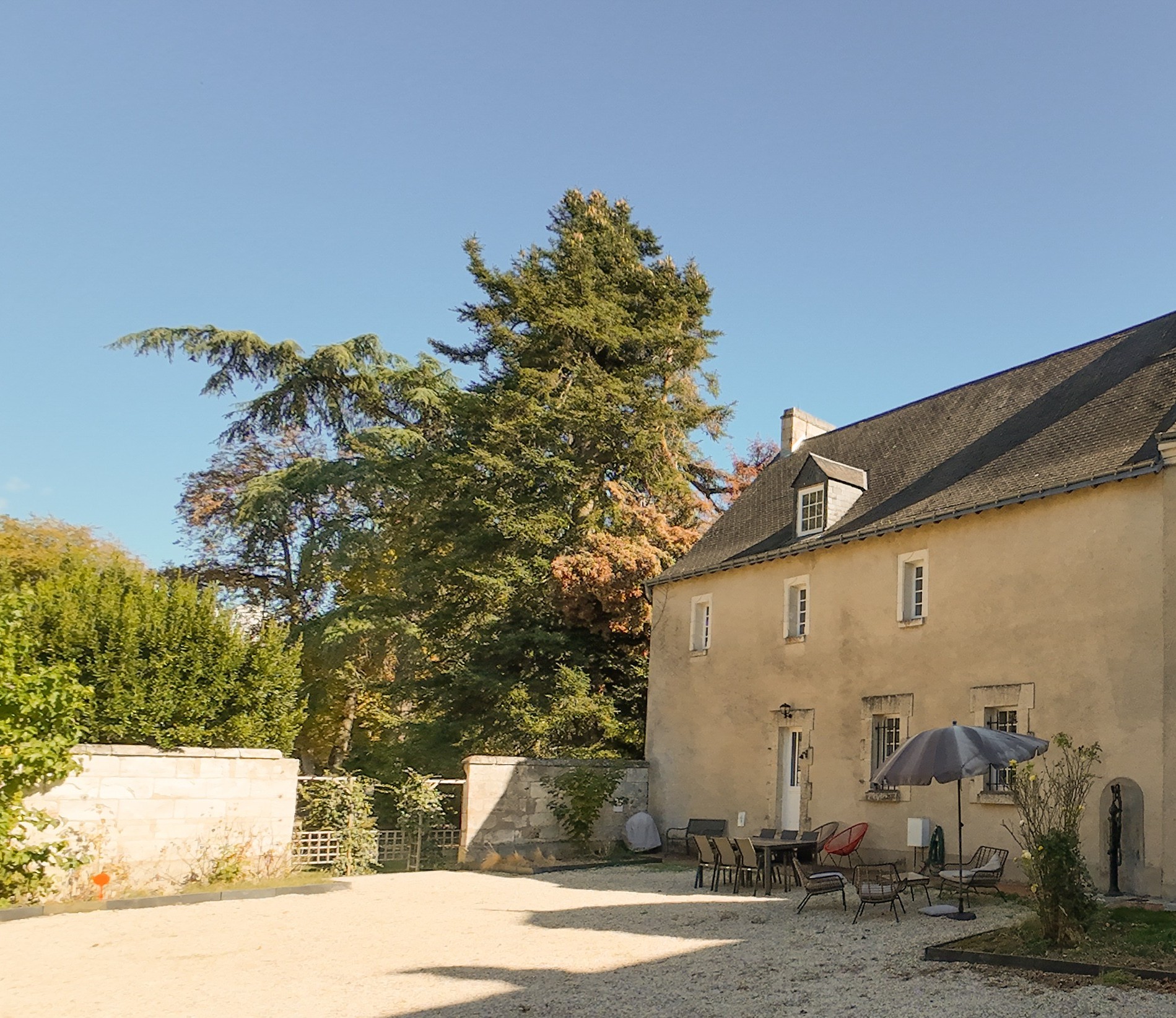 Extérieur du gîte l'aile templière et son parc en Touraine